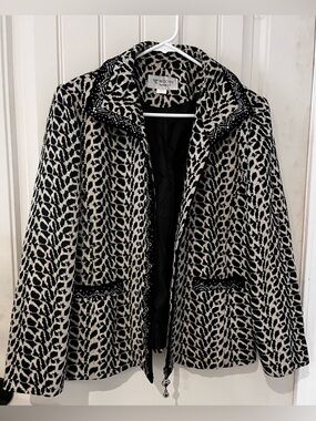 Madame Woori made in corea lightweight Black and Cream Patterned Knit Zip Jacket